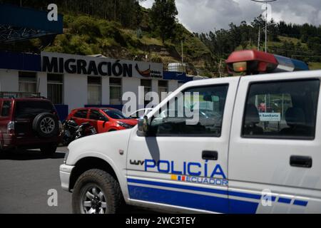 Tulcan, Ecuador. Januar 2024. Die nationale Polizei Ecuadors bewacht die Grenze inmitten des bewaffneten Konflikts in Ecuador, während sich die Drogengewalt im ganzen Land ausbreitet, am 13. Januar 2024 in Tulcan, Ecuador. Die Kolumbien-Ecuador-Grenzbrücke Rumichaca wurde von der kolumbianischen Armee massiv durchgesetzt, nachdem sie behauptet hatte, dass Alias 'Fito' nach Kolumbien geflohen sei, nachdem sie der Prision entkommen sei. Foto: Camilo Erasso/Long Visual Press Credit: Long Visual Press/Alamy Live News Stockfoto