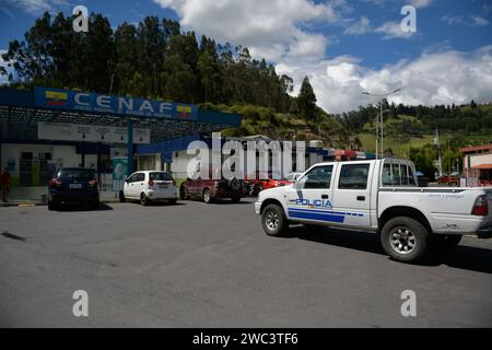 Tulcan, Ecuador. Januar 2024. Die nationale Polizei Ecuadors bewacht die Grenze inmitten des bewaffneten Konflikts in Ecuador, während sich die Drogengewalt im ganzen Land ausbreitet, am 13. Januar 2024 in Tulcan, Ecuador. Die Kolumbien-Ecuador-Grenzbrücke Rumichaca wurde von der kolumbianischen Armee massiv durchgesetzt, nachdem sie behauptet hatte, dass Alias 'Fito' nach Kolumbien geflohen sei, nachdem sie der Prision entkommen sei. Foto: Camilo Erasso/Long Visual Press Credit: Long Visual Press/Alamy Live News Stockfoto