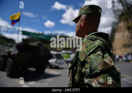 Die kolumbianische Nationalarmee bewacht die Rumichaca-Grenze zu Ecuador im bewaffneten Konflikt Ecuadors, während sich Drogengewalt im ganzen Land ausbreitet, am 13. Januar 2024 in Ipiales, Kolumbien. Die Kolumbien-Ecuador-Grenzbrifge Rumichaca wurde von der kolumbianischen Armee massiv durchgesetzt, nachdem sie behauptet hatte, dass Alias 'Fito' nach Kolumbien geflohen sei, nachdem sie der Prision entgangen sei. Foto: Camilo Erasso/Long Visual Press Credit: Long Visual Press/Alamy Live News Stockfoto