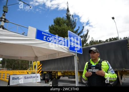 Tulcan, Ecuador. Januar 2024. Die nationale Polizei Ecuadors bewacht die Grenze inmitten des bewaffneten Konflikts in Ecuador, während sich die Drogengewalt im ganzen Land ausbreitet, am 13. Januar 2024 in Tulcan, Ecuador. Die Kolumbien-Ecuador-Grenzbrücke Rumichaca wurde von der kolumbianischen Armee massiv durchgesetzt, nachdem sie behauptet hatte, dass Alias 'Fito' nach Kolumbien geflohen sei, nachdem sie der Prision entkommen sei. Foto: Camilo Erasso/Long Visual Press Credit: Long Visual Press/Alamy Live News Stockfoto