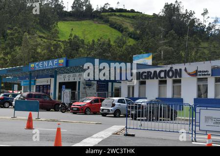 Ein Blick auf die Migrationsbüros Kolumbiens und Ecuadors an der Grenze, während Ecuadors innerer bewaffneter Konflikt, während sich Drogengewalt im ganzen Land ausbreitet, 13. Januar 2024 in Tulcan, Ecuador. Die Kolumbien-Ecuador-Grenzbrücke Rumichaca wurde von der kolumbianischen Armee massiv durchgesetzt, nachdem sie behauptet hatte, dass Alias 'Fito' nach Kolumbien geflohen sei, nachdem sie der Prision entkommen sei. Foto: Camilo Erasso/Long Visual Press Credit: Long Visual Press/Alamy Live News Stockfoto