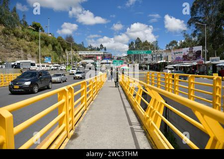 Tulcan, Ecuador. Januar 2024. Eine Ansicht der kolumbianischen Polizei, die die Rumichaka-Grenzbrücke im Rahmen des bewaffneten Konflikts Ecuadors patrouilliert, während sich Drogengewalt im ganzen Land ausbreitet, am 13. Januar 2024 in Tulcan, Ecuador. Die Kolumbien-Ecuador-Grenzbrücke Rumichaca wurde von der kolumbianischen Armee massiv durchgesetzt, nachdem sie behauptet hatte, dass Alias 'Fito' nach Kolumbien geflohen sei, nachdem sie der Prision entkommen sei. Foto: Camilo Erasso/Long Visual Press Credit: Long Visual Press/Alamy Live News Stockfoto