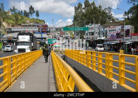 Tulcan, Ecuador. Januar 2024. Eine Ansicht der kolumbianischen Polizei, die die Rumichaka-Grenzbrücke im Rahmen des bewaffneten Konflikts Ecuadors patrouilliert, während sich Drogengewalt im ganzen Land ausbreitet, am 13. Januar 2024 in Tulcan, Ecuador. Die Kolumbien-Ecuador-Grenzbrücke Rumichaca wurde von der kolumbianischen Armee massiv durchgesetzt, nachdem sie behauptet hatte, dass Alias 'Fito' nach Kolumbien geflohen sei, nachdem sie der Prision entkommen sei. Foto: Camilo Erasso/Long Visual Press Credit: Long Visual Press/Alamy Live News Stockfoto