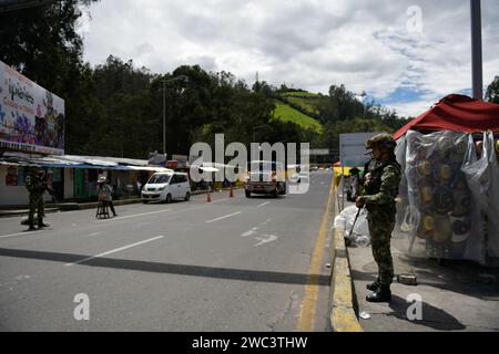 Die kolumbianische Nationalarmee bewacht die Rumichaca-Grenze zu Ecuador im bewaffneten Konflikt Ecuadors, während sich Drogengewalt im ganzen Land ausbreitet, am 13. Januar 2024 in Ipiales, Kolumbien. Die Kolumbien-Ecuador-Grenzbrifge Rumichaca wurde von der kolumbianischen Armee massiv durchgesetzt, nachdem sie behauptet hatte, dass Alias 'Fito' nach Kolumbien geflohen sei, nachdem sie der Prision entgangen sei. Foto: Camilo Erasso/Long Visual Press Credit: Long Visual Press/Alamy Live News Stockfoto