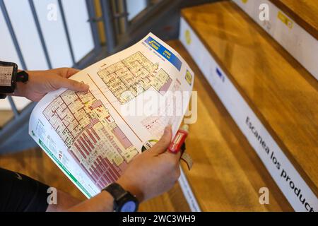 Paredes, Asturien, Spanien. Januar 2024. Paredes, Spanien, 13. Januar 2024: Die Rennkarte beim Orienteering-Rennen in Ikea am 13. Januar 2024 in Paredes, Asturien. Quelle: Alberto Brevers/Alamy Live News. (Kreditbild: © Alberto Brevers/Pacific Press via ZUMA Press Wire) NUR REDAKTIONELLE VERWENDUNG! Nicht für kommerzielle ZWECKE! Stockfoto