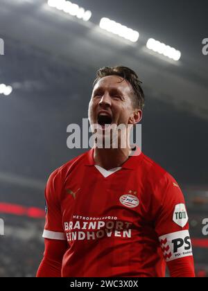 EINDHOVEN - Luuk de Jong vom PSV Eindhoven feiert das 3-0 während des niederländischen Eredivisie-Spiels zwischen PSV Eindhoven und Excelsior Rotterdam im Phillips-Stadion am 13. Januar 2024 in Eindhoven, Niederlande. ANP BART STOUTJESDIJK Stockfoto