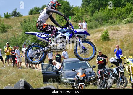 Im Enduro-Extremmotorennen traten die Fahrer in schwierigem Gelände an, indem sie über Reifen auf dem Boden sprangen und eine 40 Kilometer lange Fahrt auf Bergwegen unternahmen. Stockfoto