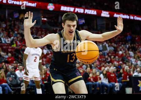 Madison, WI, USA. Januar 2024. Die Nordwest Wildcats schützen Brooks Barnhizer (13) während des NCAA-Basketballspiels zwischen den Northwestern Wildcats und den Wisconsin Badgers im Kohl Center in Madison, WI. Darren Lee/CSM/Alamy Live News Stockfoto