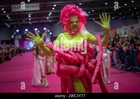 London, Großbritannien. Januar 2024. Lebhafte Drag Queens und Fans kommen am Excel London Veranstaltungsort zur offiziellen Eröffnung der DragCon UK an, einer der größten Drag-Feiern, die ab dem 12-14. Januar stattfindet. Guy Corbishley/Alamy Live News Stockfoto