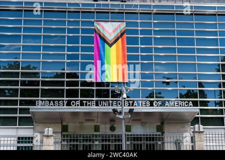 Während des Pride Month hängt eine Progress Pride-Flagge an der US-Botschaft in Ottawa, Kanada. Stockfoto