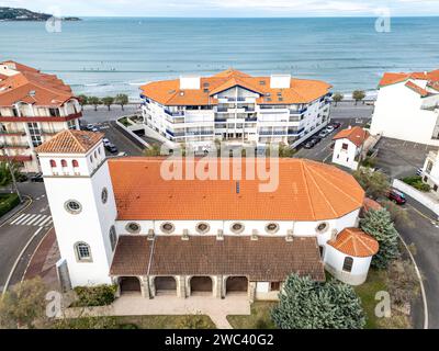 Luftaufnahme der Kirche Sainte-Anne in Hendaye. Hübsche Kapelle überraschend im Zentrum eines Kreisverkehrs gelegen. Stockfoto