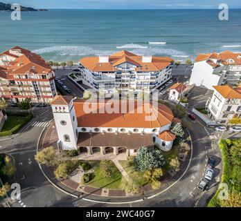 Luftaufnahme der Kirche Sainte-Anne in Hendaye. Hübsche Kapelle überraschend im Zentrum eines Kreisverkehrs gelegen. Stockfoto