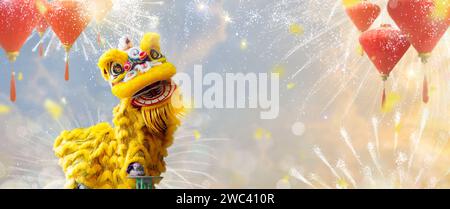 Löwentanz auf chinesischem Neujahrsfest. Lunar Silvester Party in Asien. Asiatische Tradition und Kultur. Feuerwerk und rote Laternen. Stockfoto