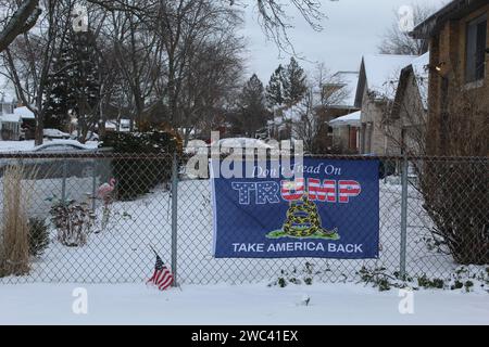 Trete im Winter nicht auf die Trumps Flagge am Zaun an bewölkten Tagen mit Schnee in des Plaines, Illinois Stockfoto