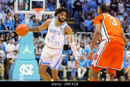 13. Januar 2024: North Carolina Senior RJ Davis (4) Dribbles Ball. NCAA Basketballspiel zwischen Syracuse und der University of North Carolina im Dean Smith Center, Chapel Hill, North Carolina. David Beach/CSM Stockfoto