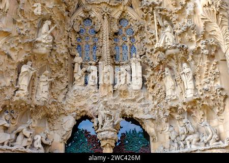 Portikus, Krippenfassade vor der Basilika La Sagrada Familia, von Antoni Gaudí, Barcelona, Spanien Stockfoto