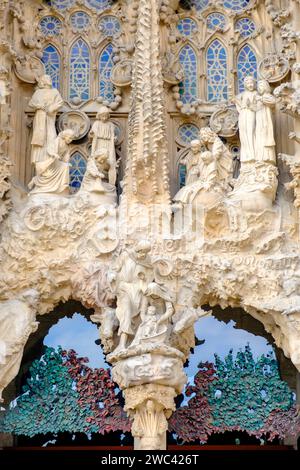 Portikus, Krippenfassade vor der Basilika La Sagrada Familia, von Antoni Gaudí, Barcelona, Spanien Stockfoto