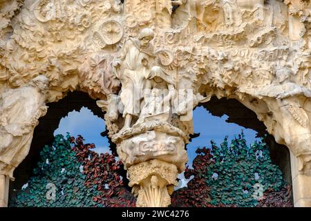 Portikus, Krippenfassade vor der Basilika La Sagrada Familia, von Antoni Gaudí, Barcelona, Spanien Stockfoto