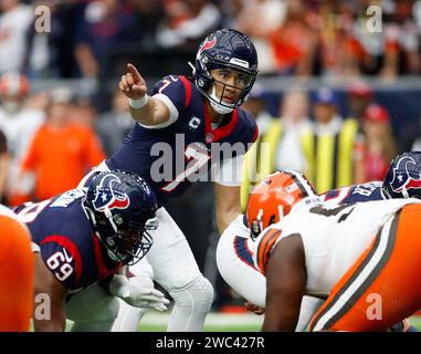 Houston, Texas, USA. Januar 2024. Texans Quarterback C.J. STROUD (7) signalisiert die Offensive vor einem Snap während eines NFL Wild Card Playoffs zwischen den Houston Texans und den Cleveland Browns in Houston. (Kreditbild: © Scott Coleman/ZUMA Press Wire) NUR REDAKTIONELLE VERWENDUNG! Nicht für kommerzielle ZWECKE! Stockfoto