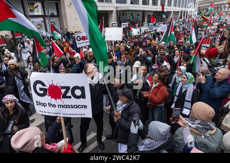 London, Großbritannien. Januar 2024. Husam Zomlot, Leiter der palästinensischen Mission im Vereinigten Königreich, nimmt zusammen mit Zehntausenden pro-palästinensischen Demonstranten an einem globalen Aktionstag Teil, um zu einem sofortigen Waffenstillstand in Gaza zu rufen. Der marsch von London nach Westminster wurde von der Palästinensischen Solidaritätskampagne, der Stop the war Coalition, den Friends of Al-Aqsa, der Muslimischen Vereinigung Großbritanniens, dem Palästinensischen Forum in Großbritannien und der CND organisiert. Quelle: Mark Kerrison/Alamy Live News Stockfoto