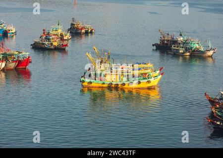 Farbenfrohe Holzfischboote vor Anker im Hafen Stockfoto
