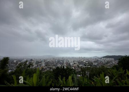 Santos, Brasilien. Januar 2024. Allgemeine Ansicht der Stadt Santos vom Gipfel des Monte Serrat Hill, Sao Paulo, Brasilien, am 13. Januar 2024. (Foto: Igor do Vale/SIPA USA) Credit: SIPA USA/Alamy Live News Stockfoto