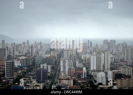 Santos, Brasilien. Januar 2024. Allgemeine Ansicht der Stadt Santos vom Gipfel des Monte Serrat Hill, Sao Paulo, Brasilien, am 13. Januar 2024. (Foto: Igor do Vale/SIPA USA) Credit: SIPA USA/Alamy Live News Stockfoto