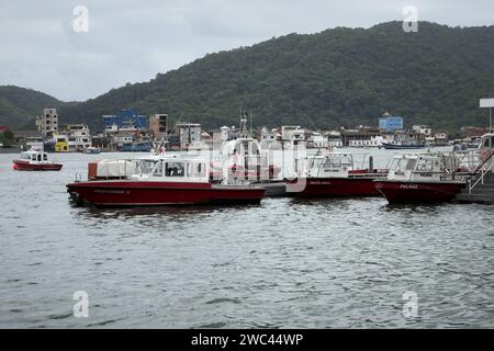 Santos, Brasilien. Januar 2024. Blick auf die Bootsanlegestelle von Piloten, die Schiffe im Hafen von Santos, Sao Paulo, Brasilien, am 13. Januar 2024 manövrieren. (Foto: Igor do Vale/SIPA USA) Credit: SIPA USA/Alamy Live News Stockfoto