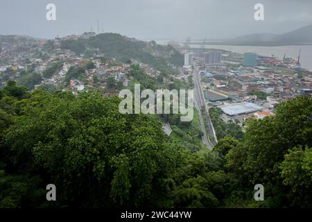 Santos, Brasilien. Januar 2024. Allgemeine Ansicht der zentralen Region der Stadt Santos mit dem Hafen im Hintergrund von der Spitze des Monte Serrat Hügel, Sao Paulo, Brasilien, am 13. Januar 2024. (Foto: Igor do Vale/SIPA USA) Credit: SIPA USA/Alamy Live News Stockfoto