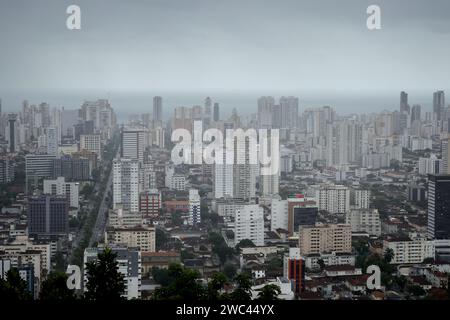 Santos, Brasilien. Januar 2024. Allgemeine Ansicht der Stadt Santos vom Gipfel des Monte Serrat Hill, Sao Paulo, Brasilien, am 13. Januar 2024. (Foto: Igor do Vale/SIPA USA) Credit: SIPA USA/Alamy Live News Stockfoto