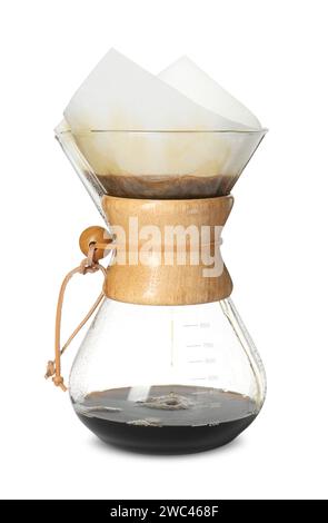 chemex Glaskaffeemaschine mit Papierfilter und Kaffee isoliert auf weiß Stockfoto