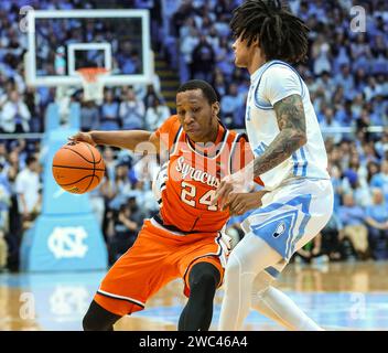 13. Januar 2024: Jae’Lyn Withers (24) aus North Carolina fährt zum Basket. NCAA Basketballspiel zwischen Syracuse und der University of North Carolina im Dean Smith Center, Chapel Hill, North Carolina. David Beach/CSM Stockfoto