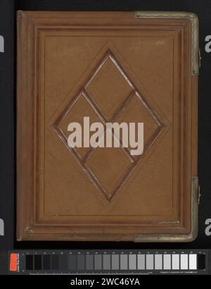 Fotoalbum von Loty und Willem van Braam mit 96 Fotos, Charlotte Catharina van Braam (möglich), Woodbury & Page, 1855 - 1880 niederländisches Familienalbum mit Porträts der Familie Van Braam. Das Album enthält 96 Fotos auf 12 Magazinen mit Insteekpasse-Partouts im Carte-de-Visite-Format. Jede Seite enthält 4 Passepartouts und die meisten Fotos, die die Hersteller kennen, darunter Woodbury & Page, Hermanus Siderius und Roelof Loots. Die meisten Fotos wurden in Amsterdam und Leeuwarden gemacht. Batavia-Karton. Leder. Unterstützung für Fotos. Papier. Metallalbumendruck historische Pers Stockfoto