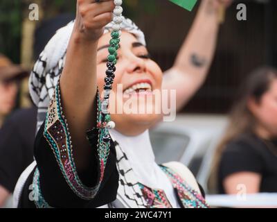 Lima, Peru. Januar 2024. Eine Misbaha, Gebetskörper, gezeigt von einer islamischen Frau, als Dutzende auf die Straßen in Lima gingen, um im Rahmen eines Globalen Marsches für Palästina zu demonstrieren. Sie schließen sich Millionen weiterer Personen an, die an einem globalen Aktionstag für Palästina in mehr als 66 Städten in mindestens 36 Ländern marschieren werden. Quelle: Fotoholica Presseagentur/Alamy Live News Stockfoto