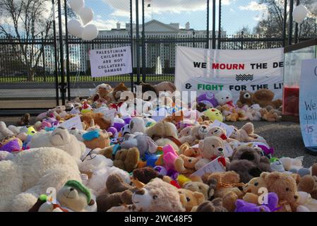 Washington, DC, USA. Januar 2024. Auf dem Lafayette-Platz lag ein Haufen Plüschtiere, die die im israelisch-Gaza-Krieg getöteten Kinder symbolisieren. Quelle: Philip Yabut/Alamy Live News Stockfoto