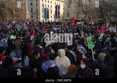 Washington, DC, USA. Januar 2024. Große Menschenmassen versammeln sich zum Marsch nach Gaza auf dem Freedom Plaza. Quelle: Philip Yabut/Alamy Live News Stockfoto