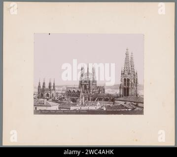 Blick auf Burgos und die Kathedrale von Burgos Castle, Anonym, 1890 - 1930 Foto Burgos baryta Papier. Blick auf die Stadt aus Pappe im Allgemeinen; „Veduta“ Schloss von Burgos. Kathedrale von Burgos Stockfoto