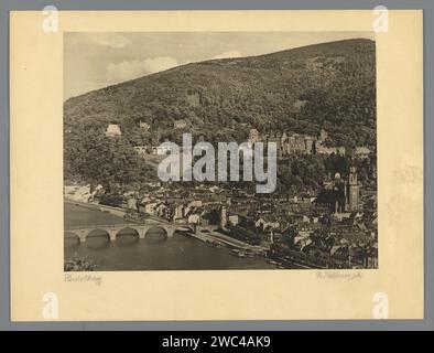 Blick auf Heidelberg, Rolf Kellner, 1924 - 1961 Foto Heidelberg baryta Papier Gelatine Silberdruck Stadtansicht im Allgemeinen; 'Veduta'. Brücke in der Stadt über Fluss, Kanal usw. Heidelberg Stockfoto