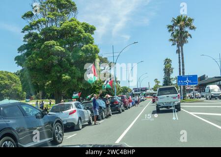 Mount Maunganui Neuseeland - 14. Januar 2024; Teilnehmer an Pro Palestine Rallye auf der Maunganui Road Bilder, die durch das Autofenster aufgenommen wurden, zeigen Stockfoto