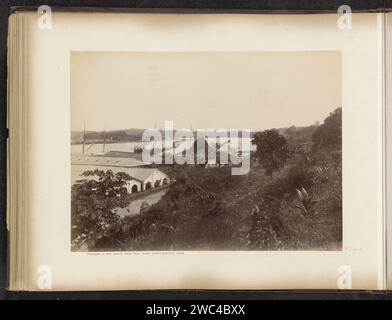 Blick auf die Gebäude, Kais und Umgebung der Tanjong Pagar Dock Co. Ltd In Singapur, G.R. Lambert & Co. (Zugeschrieben), ca. 1890 - in oder vor 1905 Foto Panorama bestehend aus fünf Drucken. Teil des Fotoalbums der Tanjong Pagar Dock Co. Ltd In Singapur. Singapur Fotounterstützung Albumendruckwerft, Schiffsanlegestelle. Schiffbauindustrie. pier, Kai, Kai, Kai Singapur Stockfoto