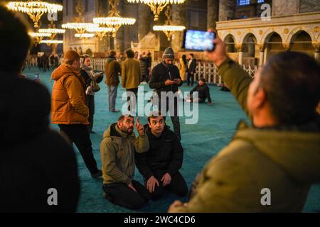 Istanbul, Türkei. Januar 2024. Touristen zeigen auf die Dekorationen an der Decke der Hagia Sophia. Die Hagia Sophia, wurde 2020 durch den Beschluss von Präsident Erdogan von einem Museum in eine Moschee umgewandelt, Besucher, die Touristen sind, werden ab 15. Januar 2024 eine Gebühr von 25 Euro, durch die Entscheidung des Ministeriums für Kultur und Tourismus. Quelle: SOPA Images Limited/Alamy Live News Stockfoto