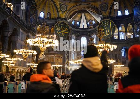 Istanbul, Türkei. Januar 2024. Allgemeine Betrachtung islamischer Motive in der Hagia Sophia. Die Hagia Sophia, wurde 2020 durch den Beschluss von Präsident Erdogan von einem Museum in eine Moschee umgewandelt, Besucher, die Touristen sind, werden ab 15. Januar 2024 eine Gebühr von 25 Euro, durch die Entscheidung des Ministeriums für Kultur und Tourismus. Quelle: SOPA Images Limited/Alamy Live News Stockfoto