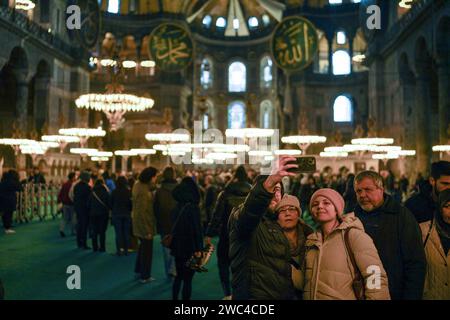 Istanbul, Türkei. Januar 2024. Touristen haben Selfies in Hagia Sophia gemacht. Die Hagia Sophia, wurde 2020 durch den Beschluss von Präsident Erdogan von einem Museum in eine Moschee umgewandelt, Besucher, die Touristen sind, werden ab 15. Januar 2024 eine Gebühr von 25 Euro, durch die Entscheidung des Ministeriums für Kultur und Tourismus. Quelle: SOPA Images Limited/Alamy Live News Stockfoto