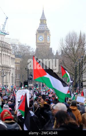 London, Großbritannien. Januar 2024. Tausende pro-palästinensischer Demonstranten marschierten von der City of London zum Parlamentsplatz und forderten einen sofortigen Waffenstillstand. Trotz der weltweiten Massenproteste und des siebten nationalmarsches zeigt sich kein Anzeichen dafür, dass es bald geschieht, wenn die Zahl der palästinensischen Todesopfer auf 23.000 steigt und Tausende von Menschen verletzt werden, die unter schrecklichen Bedingungen in den wenigen funktionierenden medizinischen Einrichtungen leiden. Quelle: Eleventh Photography/Alamy Live News Stockfoto