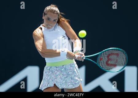 Melbourne, Australien. 14. Jan. 2024. Die britische Tennisspielerin Jodie Burrage in Aktion während des Australian Open Turniers im Melbourne Park am Sonntag, den 14. Januar 2024. © Jürgen Hasenkopf / Alamy Live News Stockfoto