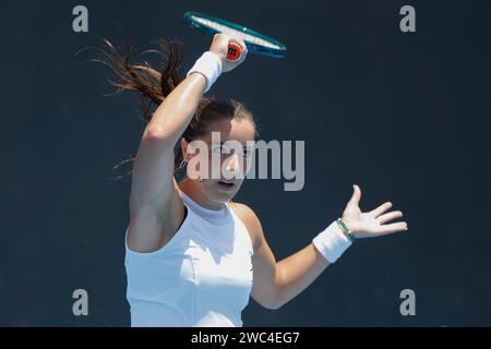 Melbourne, Australien. 14. Jan. 2024. Die britische Tennisspielerin Jodie Burrage in Aktion während des Australian Open Turniers im Melbourne Park am Sonntag, den 14. Januar 2024. © Jürgen Hasenkopf / Alamy Live News Stockfoto