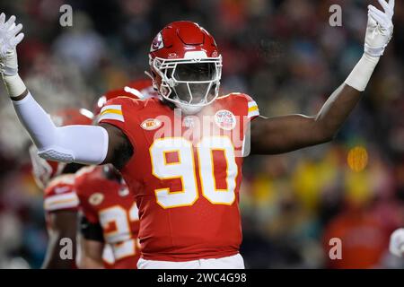 Kansas City, Usa. Januar 2024. Charles Omenihu (90) bringt die Zuschauer im 1. Viertel gegen die Miami Dolphins in die Wildcard-Playoff im Arrowhead Stadium in Kansas City, Missouri am Samstag, den 13. Januar 2024. Foto: Jon Robichaud/UPI Credit: UPI/Alamy Live News Stockfoto