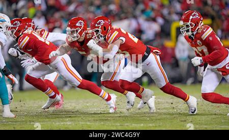 Kansas City, Usa. Januar 2024. Kansas City Chiefs Safety Chamarri Conner (27), Linebacker Drue Tranquill (23) und Linebacker Leo Chenal (54) stürmen am Samstag, den 13. Januar 2024 im Arrowhead Stadium in Kansas City, Missouri, den Miami Dolphins Quarterback Tua Tagovailoa im 2. Viertel des Wildcard-Playoffs. Foto: Jon Robichaud/UPI Credit: UPI/Alamy Live News Stockfoto