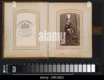 Porträt eines Studenten im Kostüm mit Säbel, Hut und Mantel, Maurits Verveer, 1864 - 1890 Foto. Besuchskarte Teil des Albums mit zwölf Fotos von Schülern in historischen Kostümen. Das Haager Papier. Unterstützung für Fotos. Schüler aus Pappalbumen drucken. studiobedarf  Fotograf. Historisches Kostüm den Haag Stockfoto