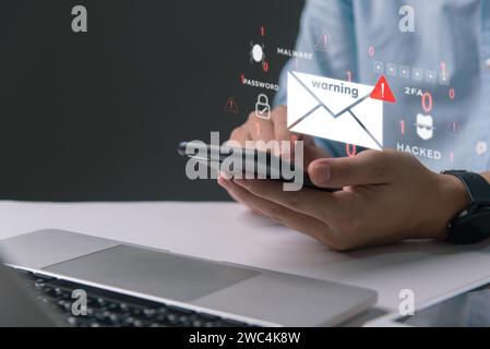 Warnbenachrichtigung und E-Mail-Symbol im Social Network für digitale Cybersicherheit auf Mobiltelefonen Stockfoto